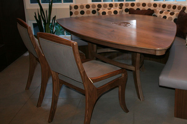 FAMILYROOM TABLE AND CHAIRS